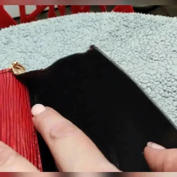 LOUIS VUITTON Epi Art Deco Clutch Red on chain - Picture 12 of 16